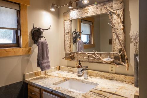Ένα μπάνιο στο Cedar Ridge Hideaway