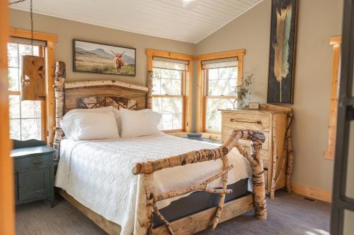 Ένα ή περισσότερα κρεβάτια σε δωμάτιο στο Cedar Ridge Hideaway