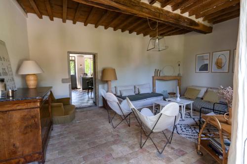 un salon avec une table et des chaises dans l'établissement Bulle Vagabonde, à Lissieu