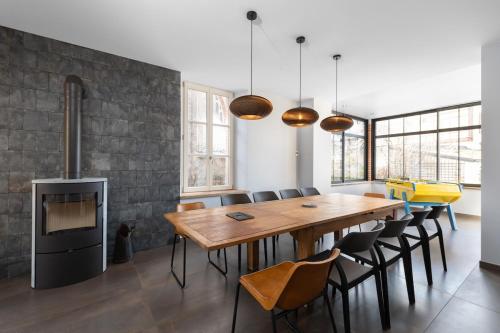 une salle à manger avec une table et des chaises en bois dans l'établissement Villa Les V-iolettes proche lac et centre ville, spa, à Gérardmer