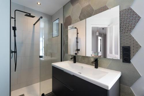 une salle de bain avec un lavabo, une douche et un miroir dans l'établissement Villa Les V-iolettes proche lac et centre ville, spa, à Gérardmer