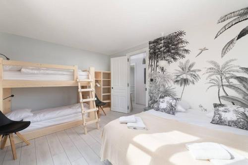une chambre avec deux lits superposés et un bureau dans l'établissement Villa Les V-iolettes proche lac et centre ville, spa, à Gérardmer