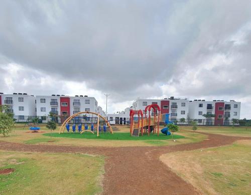 ein Spielplatz in einem Park vor Gebäuden in der Unterkunft orana homes II in Ruiru