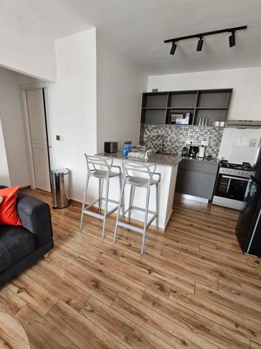 eine Küche mit einem Tisch und Stühlen im Wohnzimmer in der Unterkunft orana homes II in Ruiru