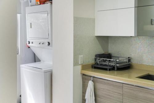 Cucina o angolo cottura di Modern Ground Level, 4 BR condo