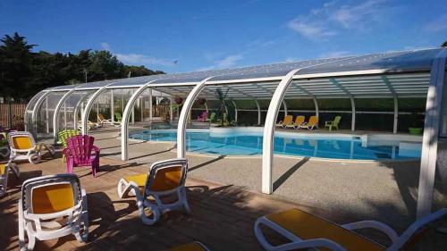 Bazén v ubytování Camping 4 étoiles - Piscine - eeieih nebo v jeho okolí