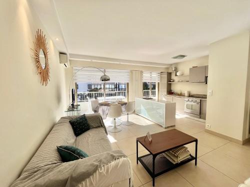 un salon avec un canapé et une table dans l'établissement Branly by Welcome to Cannes, à Cannes