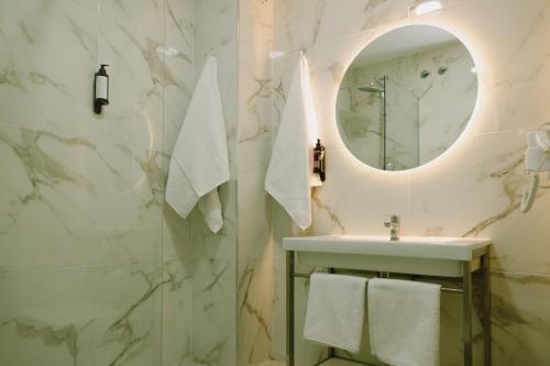 多列毛利诺斯Apartamentos Buendia Suites - Torremolinos Centro的带水槽和镜子的浴室