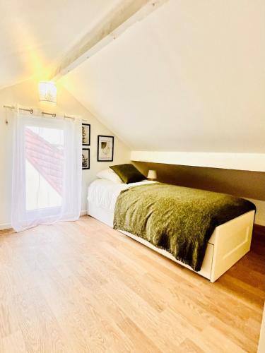 une chambre avec un lit et une fenêtre dans l'établissement La Villa Champagne - Proche du Centre, Paris, Aéroport CDG et Parc Exposition Villepinte, à Tremblay-en-France