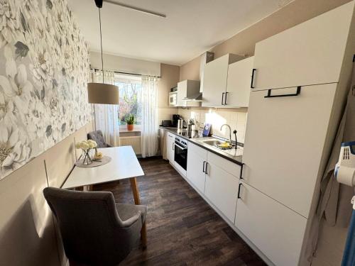 Кухня или мини-кухня в Ferienwohnung Wiesenzauber - Ruhige Lage am Stadtrand von Leer & Nähe Papenburg
