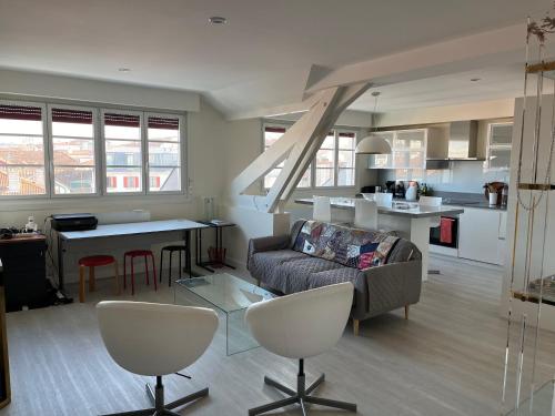 un salon et une cuisine avec un canapé et une table dans l'établissement Résidence la Rhune, à Saint-Jean-de-Luz