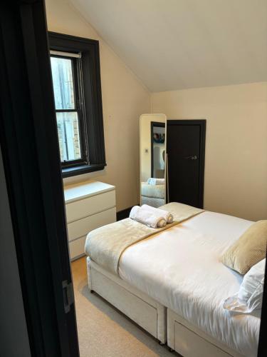 En eller flere senge i et værelse på 2 Bedroom City Centre Penthouse Loft Apartment