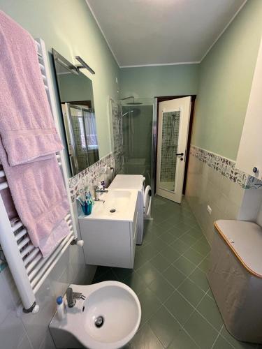 Bilik mandi di Recently Renovated Beachfront Retreat in Giulianova