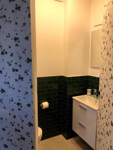 Bilik mandi di Recently Renovated Beachfront Retreat in Giulianova
