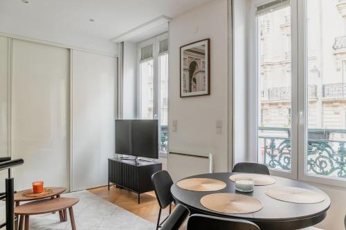Elegant Parisian Apartment near Eiffel Tower