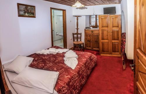 Letto o letti in una camera di Archontiko Repana - Makrinitsa Stone Retreat