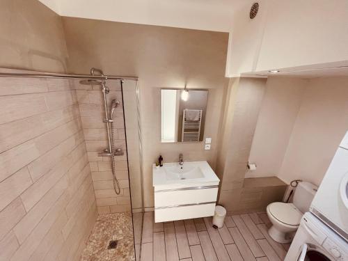 une salle de bain avec une douche, un lavabo et des toilettes dans l'établissement Appartement 2 chambres avec Terrasse Vue sur la Mer, à Nice