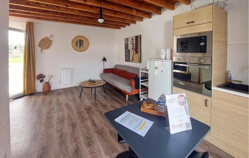 une cuisine et un salon avec un canapé et une table dans l'établissement Amazing Apartment In Amblainville, à Amblainville