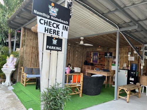 Certifikát, hodnocení, plakát nebo jiný dokument vystavený v ubytování Namthip Homebeach