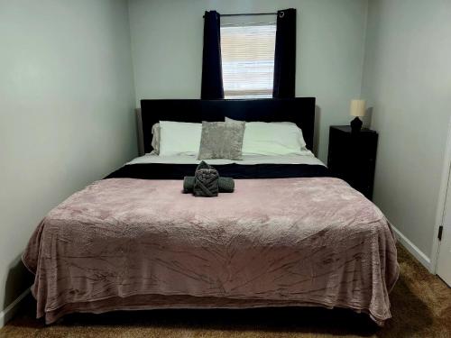 Una cama o camas en una habitación de Right Fit 3BD 2BTH