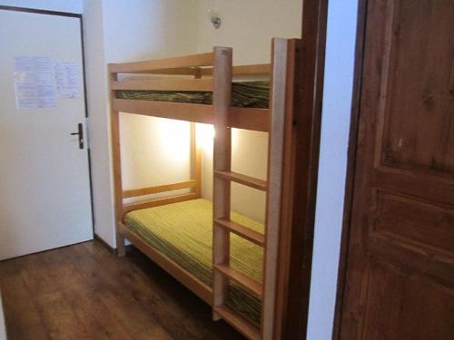 quelques lits superposés dans une chambre dans l'établissement Studio confortable avec balcon, Parking et Wi-Fi inclus - 1er étage, quartier calme à Brides-les-Bains - FR-1-512-245, à Brides-les-Bains