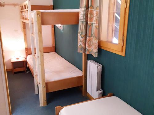 une chambre avec deux lits superposés et une fenêtre dans l'établissement Spacieux Duplex 3 Pièces aux Deux Alpes, Pied des Pistes, Parking Privatif - FR-1-516-168, à Les Deux Alpes