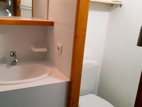 une salle de bain avec un lavabo blanc et des toilettes dans l'établissement Spacieux Duplex 3 Pièces aux Deux Alpes, Pied des Pistes, Parking Privatif - FR-1-516-168, à Les Deux Alpes