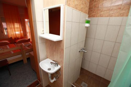 a bathroom with a sink and a mirror at Hostel Cuba in Banja Luka
