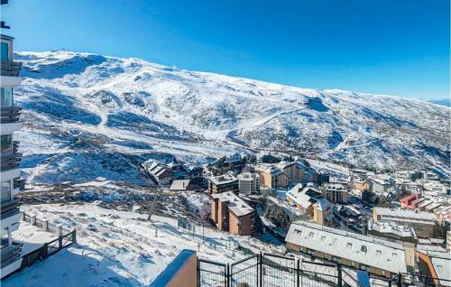 Una vista aérea de una ciudad con una montaña cubierta de nieve. en Cozy Apartment In Monachil With Wifi, en Monachil