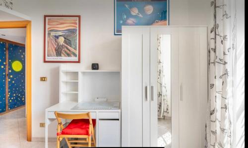 a room with a white desk with a red chair at Stanza Valentina vicino Torvergata in Rome