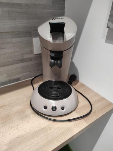 un mixeur assis au-dessus d'un comptoir en bois dans l'établissement Studio climatisé, 30 min parc célèbre, sentiers pédestres, pistes cyclables, à 1h des plages, à Cheffois