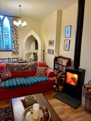 Χώρος καθιστικού στο Quirky, comfortable, converted Chapel