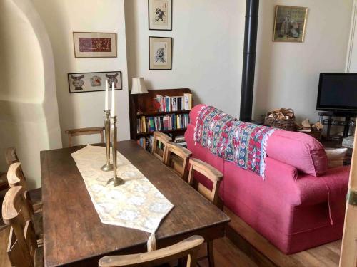 Χώρος καθιστικού στο Quirky, comfortable, converted Chapel