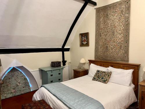 Ένα ή περισσότερα κρεβάτια σε δωμάτιο στο Quirky, comfortable, converted Chapel