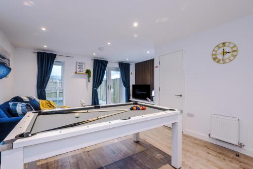 Foto Stunning 3 Story Home, 3 x King Size Beds, Pool Table, Free Parking x2, Ping Pong