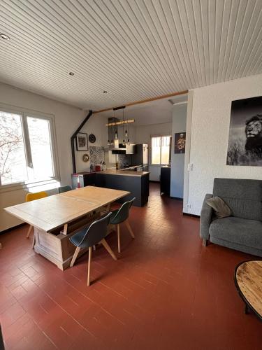un salon avec une table en bois et un canapé dans l'établissement Superbe Maison proche du centre ville de Perpignan, à Perpignan