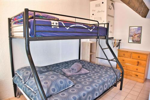 - un lit superposé avec un oreiller sur la couchette inférieure dans l'établissement F3 house with terrace on the seafront, à Leucate
