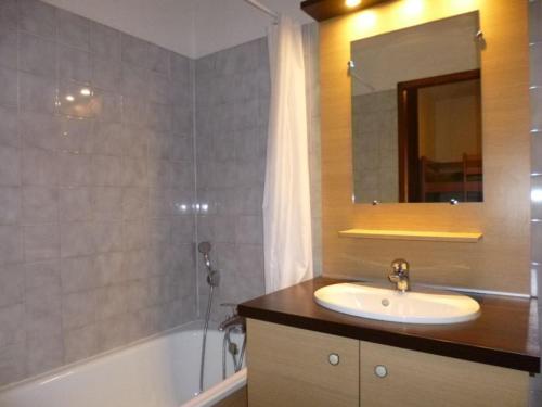 une salle de bain avec un lavabo, une douche et une baignoire dans l'établissement Studio accueillant avec balcon, parking et wifi - Brides-les-Bains - FR-1-512-250, à Brides-les-Bains