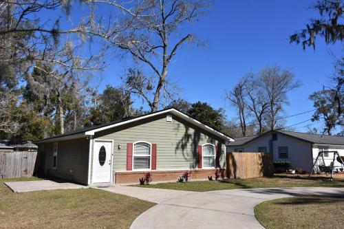 a small house in a yard with a driveway at 208 Gunter in Saint Marys