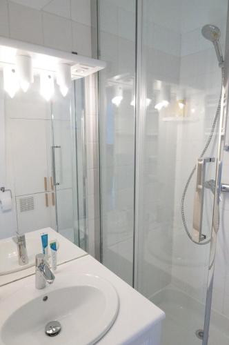 une salle de bain avec un lavabo et une douche dans l'établissement Appartement rénové proche de la plage, à Bénodet