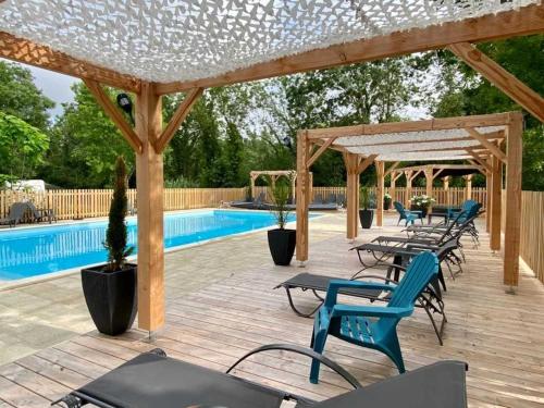 une terrasse en bois avec des chaises et une piscine dans l'établissement Chalet 4 étoiles - Piscine - eehefh, à Coulon