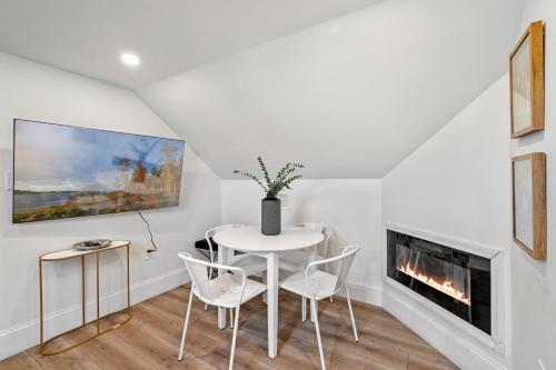 TV a/nebo společenská místnost v ubytování Roslindale village condos