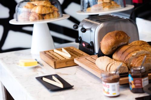 ein Tisch mit Broten und einem Toaster in der Unterkunft AC Hotel by Marriott Guadalajara Mexico in Guadalajara