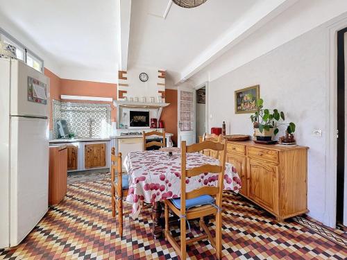 Il comprend une cuisine équipée d'une table et d'un réfrigérateur. dans l'établissement 3473-Maison 6 couchages, à Villelongue-dels-Monts