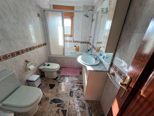 Salle de bains dans l'établissement Casa Rural Apartamento Sol ideal para familias