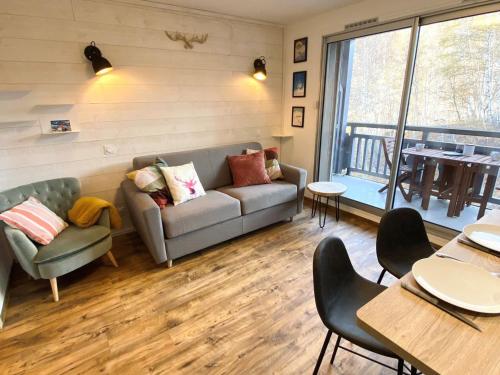 un salon avec un canapé, des chaises et une table dans l'établissement Charmant studio rénové aux Deux Alpes, proche des pistes, balcon sud, ascenseur, 4 pers. - FR-1-516-175, à Les Deux Alpes