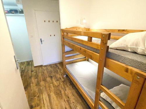 Cette chambre comprend 2 lits superposés et un couloir. dans l'établissement Charmant studio rénové aux Deux Alpes, proche des pistes, balcon sud, ascenseur, 4 pers. - FR-1-516-175, à Les Deux Alpes