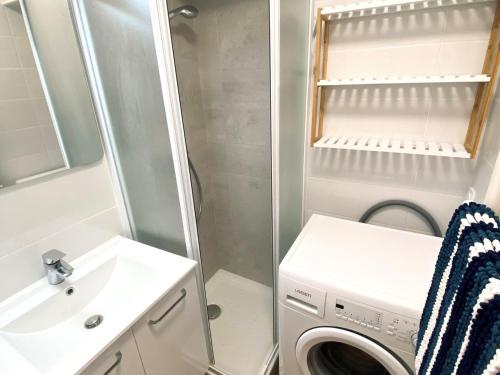 une petite salle de bains avec un lave-linge et un lavabo dans l'établissement Charmant studio rénové aux Deux Alpes, proche des pistes, balcon sud, ascenseur, 4 pers. - FR-1-516-175, à Les Deux Alpes