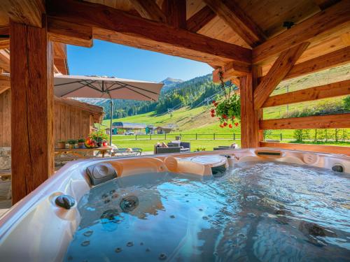 O vedere generală la munți sau o vedere la munte luată de la acest chalet