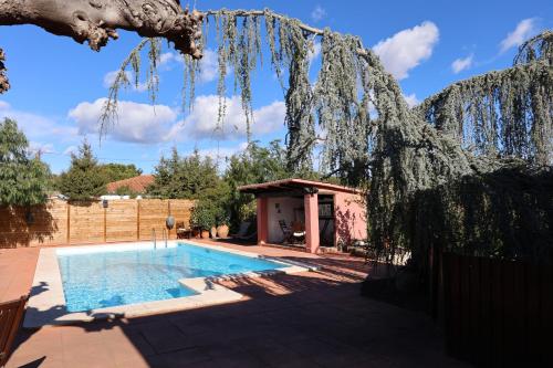 a house with a swimming pool in a yard at El Cedre Blau Vivienda con piscina en Granollers in Granollers
